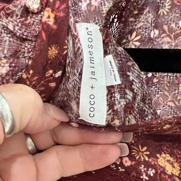 Chic Burgundy Floral Blouse - Picture 2 of 3